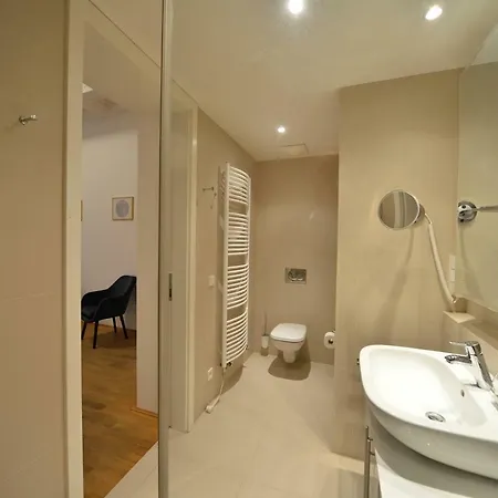 아파트 Kolonada Luxury 2 Bedroom Apartment With Balcony